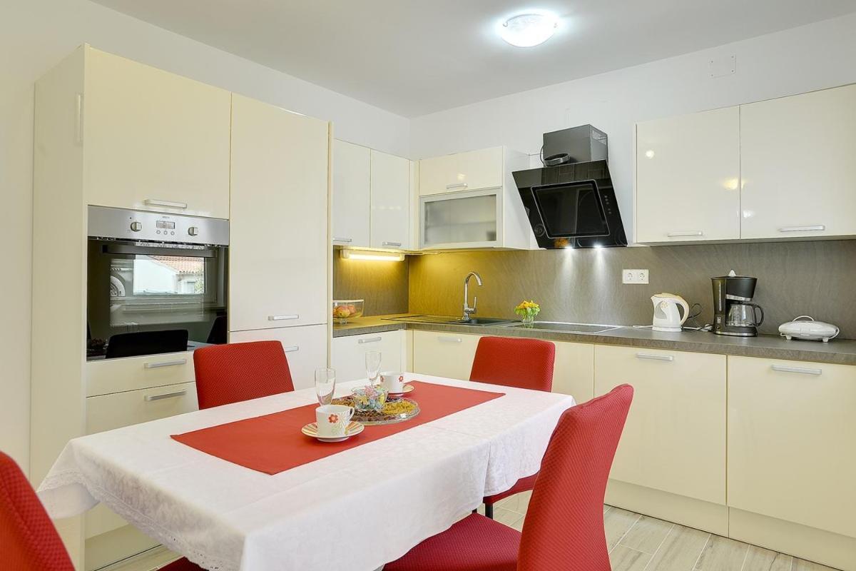 Apartments Elviana Pula Exterior photo